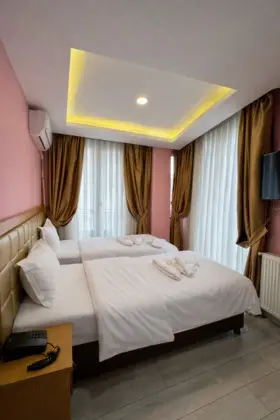 https://images.odamax.com/img/1024x768/odamax/image/upload/Gulhane_Corner_Hotel_202601051711522_twin_1_.png