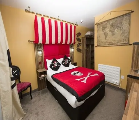 Kulübe (Pirate Cabin)