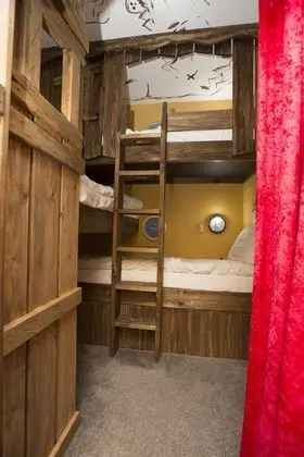 Kulübe (Pirate Cabin)