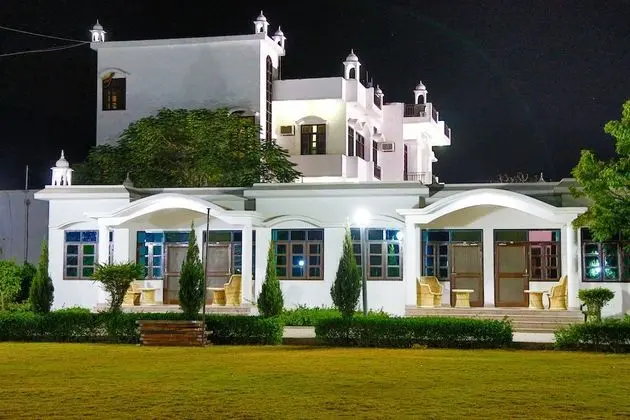 Luxury Tek Büyük Yataklı Oda, 1 Çift Kişilik Yatak, Buzdolabı, Bahçe Manzaralı