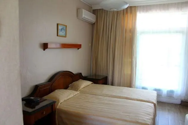 Çift Kişilik, Deniz Manzaralı