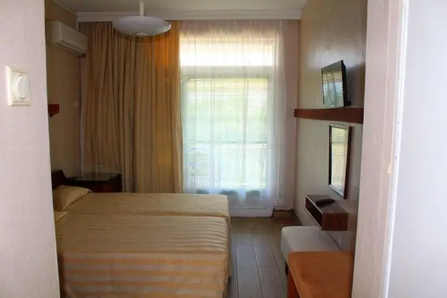 Çift Kişilik, Deniz Manzaralı