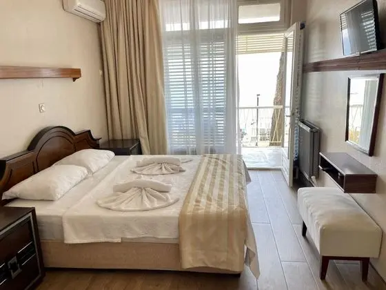 Çift Kişilik, Deniz Manzaralı