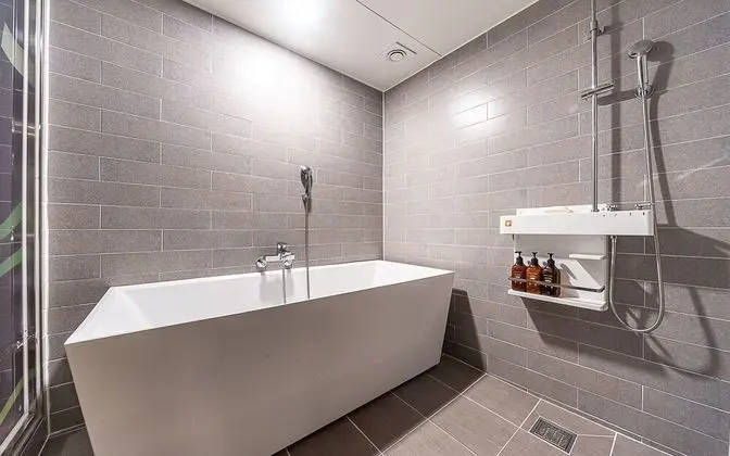 Oda (Deluxe (Netflix viewing/bathtub/style)