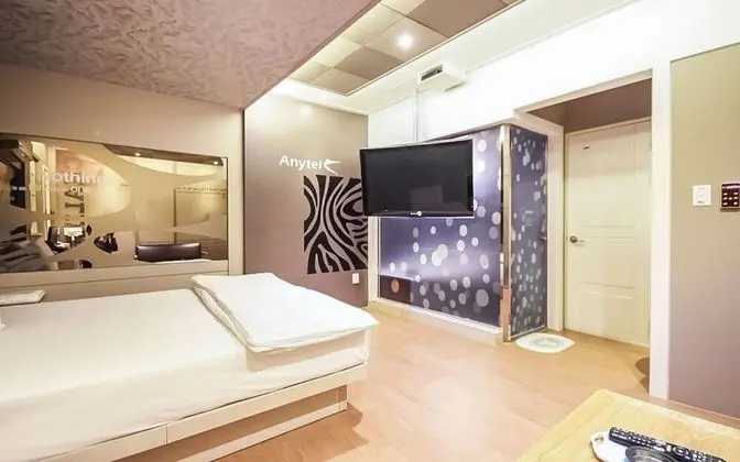 Oda (Deluxe (Netflix viewing/bathtub/style)