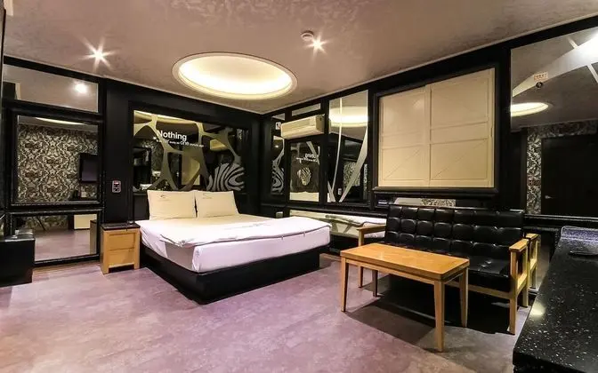 Oda (Deluxe (Netflix viewing/bathtub/style)