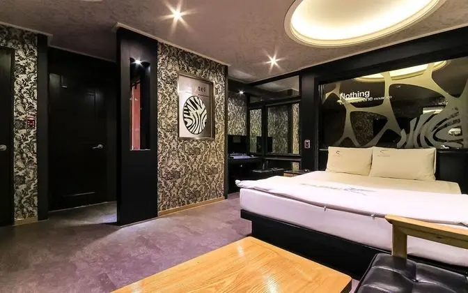 Oda (Deluxe (Netflix viewing/bathtub/style)