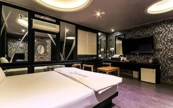 Oda (Deluxe (Netflix viewing/bathtub/style)