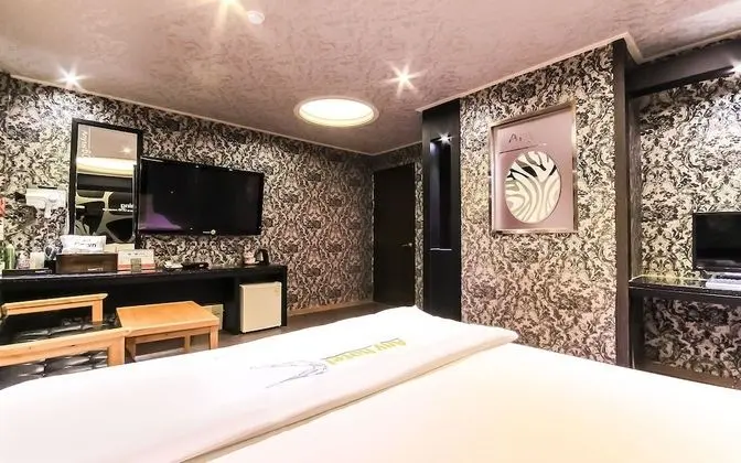 Oda (Deluxe (Netflix viewing/bathtub/style)