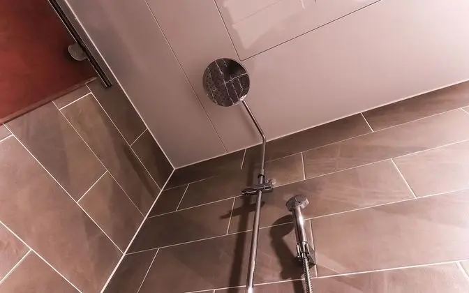 Oda (Deluxe (Netflix viewing/bathtub/style)