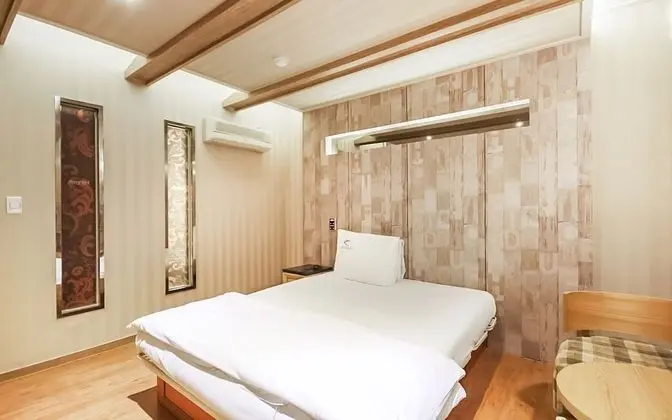 Oda (Standard (Netflix viewing/bath/PC/bid)