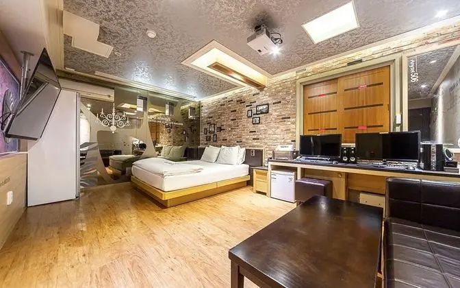 Oda (Suite (2 PCs for PUBG/viewable Netfli)