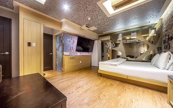 Oda (Suite (2 PCs for PUBG/viewable Netfli)