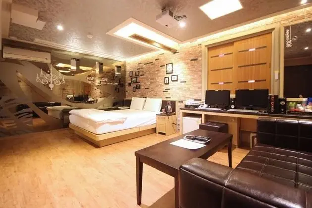 Oda (Suite (2 PCs for PUBG/viewable Netfli)