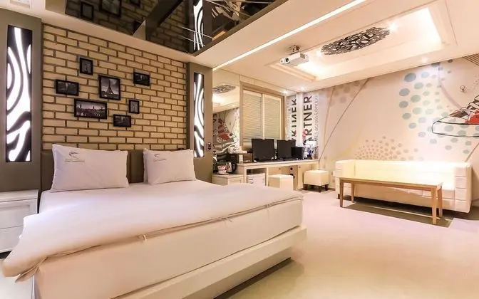 Oda (Suite (2 PCs for PUBG/viewable Netfli)