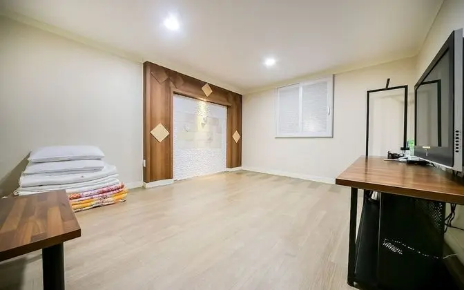 Oda (Ondol (Netflix viewing/Room air condi)