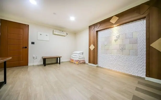 Oda (Ondol (Netflix viewing/Room air condi)