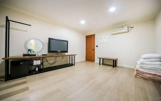 Oda (Ondol (Netflix viewing/Room air condi)