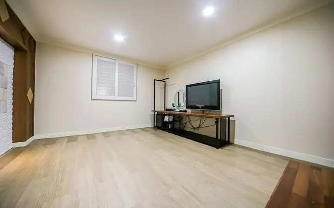 Oda (Ondol (Netflix viewing/Room air condi)