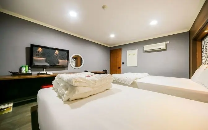 Oda (TWIN (You can watch Netflix/Good air )