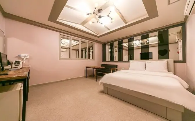 Oda (Deluxe (luxury bedding/PC/bathtub/dis)