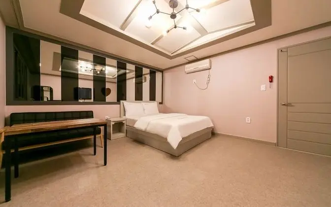 Oda (Deluxe (luxury bedding/PC/bathtub/dis)