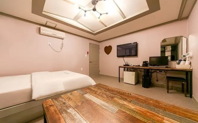 Oda (Deluxe (luxury bedding/PC/bathtub/dis)