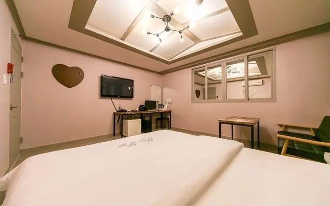 Oda (Deluxe (luxury bedding/PC/bathtub/dis)