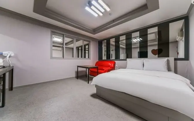 Oda (Deluxe (luxury bedding/PC/bathtub/dis)