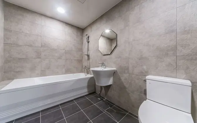 Oda (Deluxe (luxury bedding/PC/bathtub/dis)