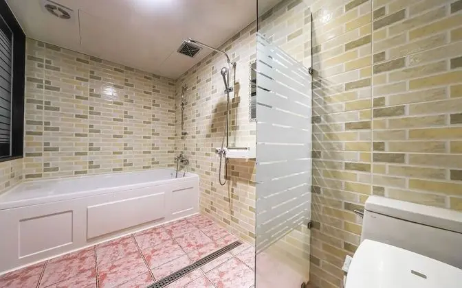 Oda (Suite (with styler / Netflix availabl)