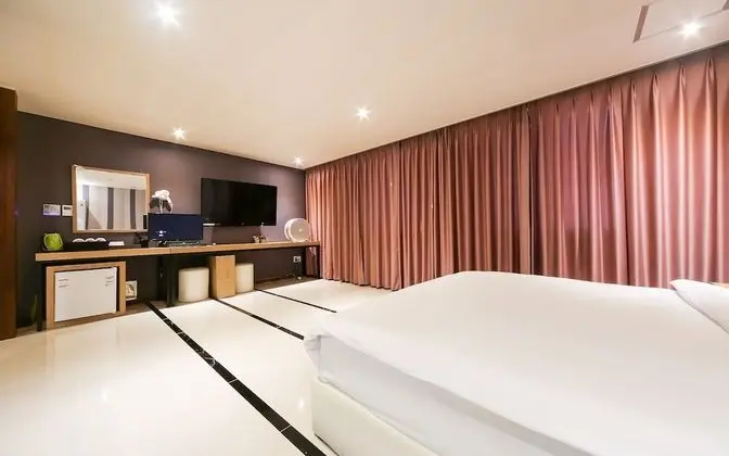 Oda (Suite (with styler / Netflix availabl)