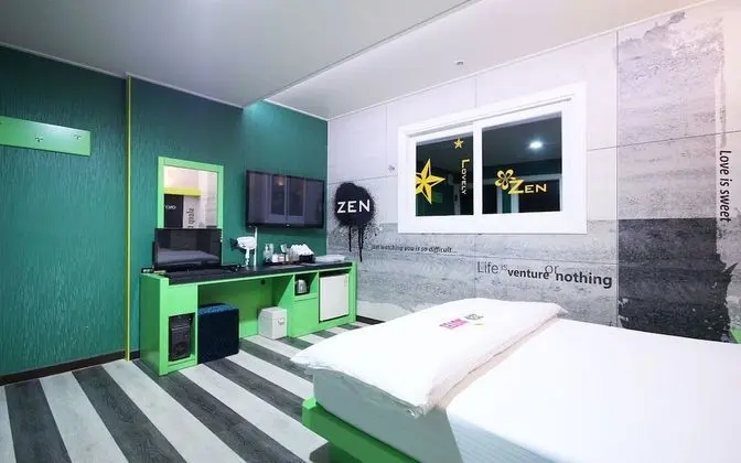 Oda (Luxury (*Netflix available* Baggable )