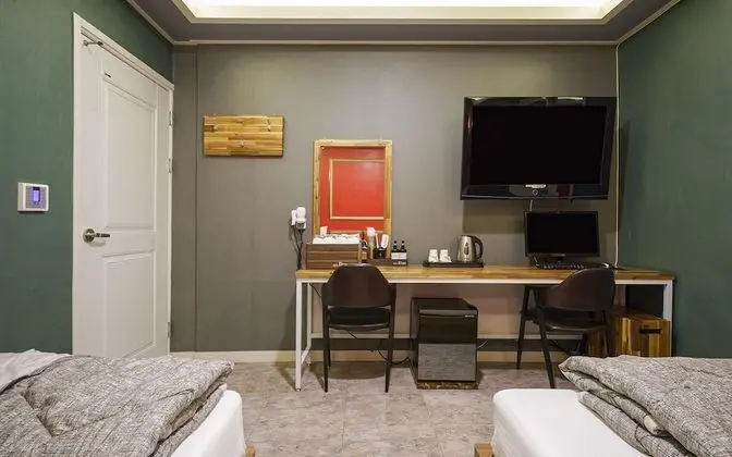 Oda (Twin (free Netflix viewing) (double s)