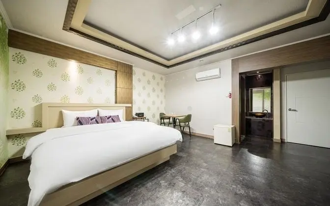 Oda (Special (CESCO Serviced Netflix Avail)