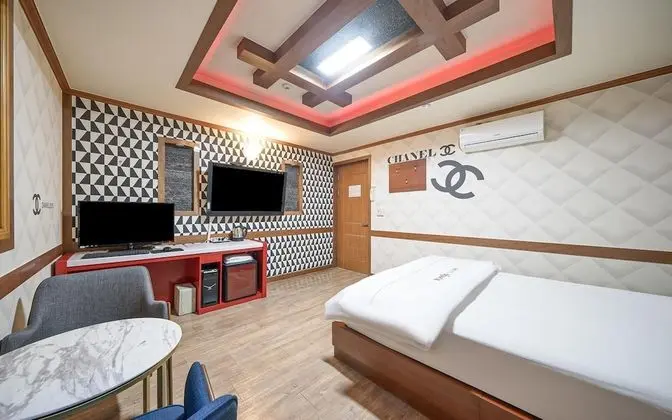 Oda (General room (Netflix City Hall - TV )