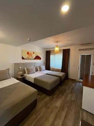 Üç Kişilik Oda, Havuz Manzaralı