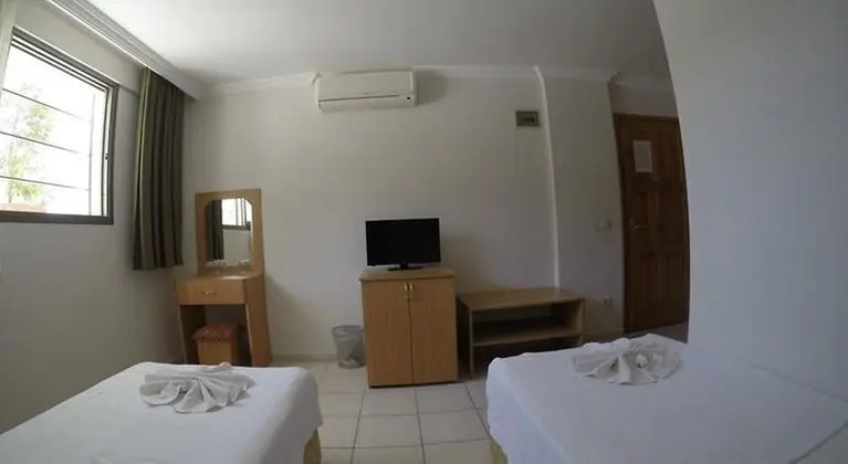 Havuz Manzaralı Balkonsuz Oda