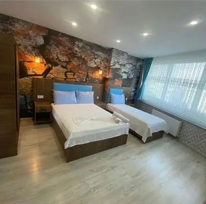 ÇİFT KİŞİLİK + TEK KİŞİLİK YATAKLI ODA