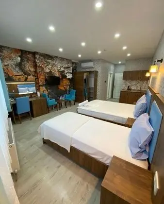 ÇİFT KİŞİLİK + TEK KİŞİLİK YATAKLI ODA