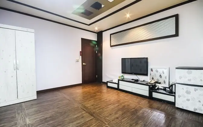 Oda (Ondol Room (Netflix Available with Pe)
