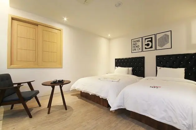 Oda (Twin (Netflix viewing air purifier))