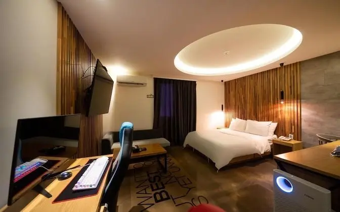 Oda (Premium gaming rooms (2PC Ryzen 5 560)