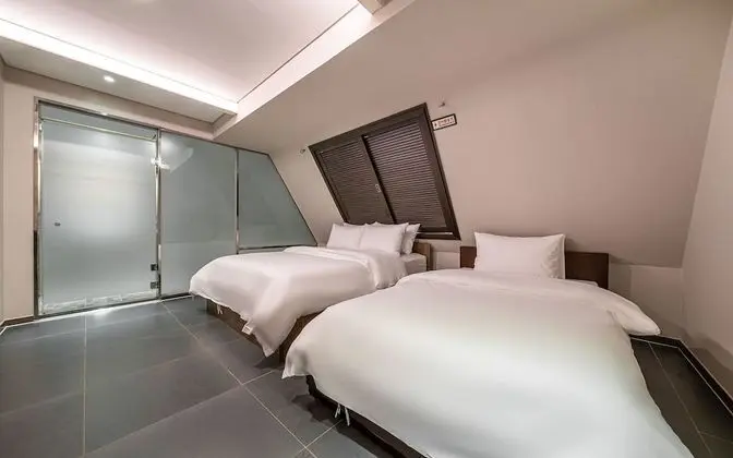 Oda (Twin (available on Netflix))