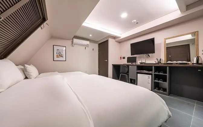 Oda (Twin (available on Netflix))