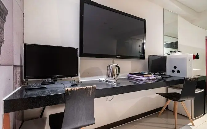 Oda (Twin (You can watch Netflix))