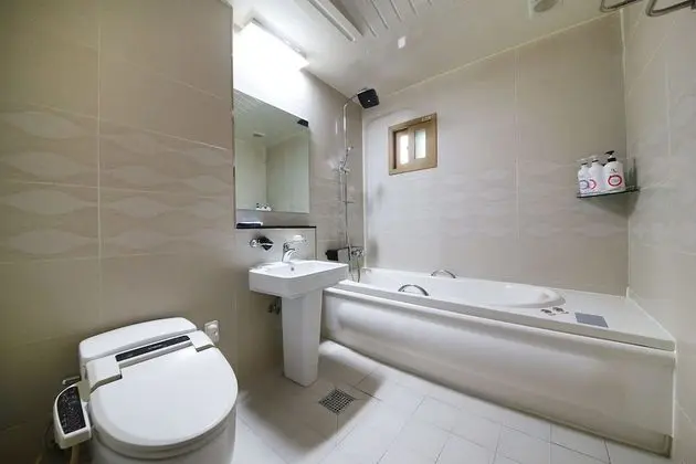 Oda (Deluxe (available on Netflix))