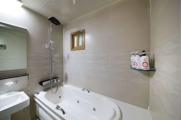 Oda (Deluxe (available on Netflix))