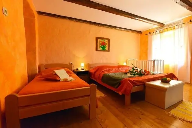 Ev (Gurianum - with pool - H(8))