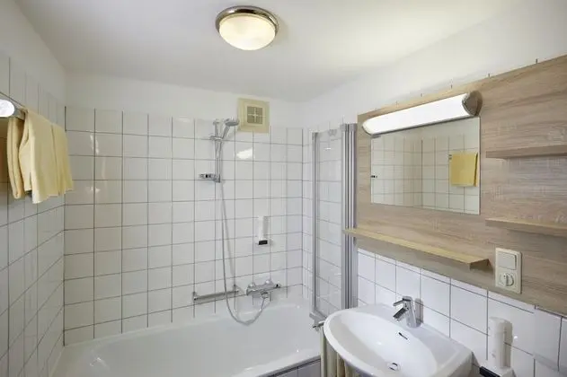 Tek Büyük Yataklı Oda, Ek Bina